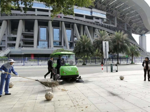 廣西體育中心用南寧掃地機清掃園區道路及廣場(chǎng)