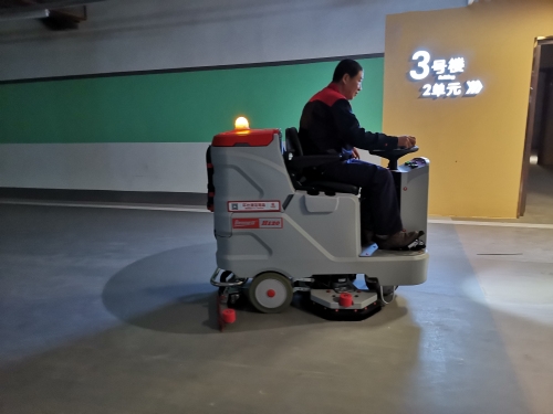 南寧小區地下車(chē)庫清潔用座駕式洗地車(chē)