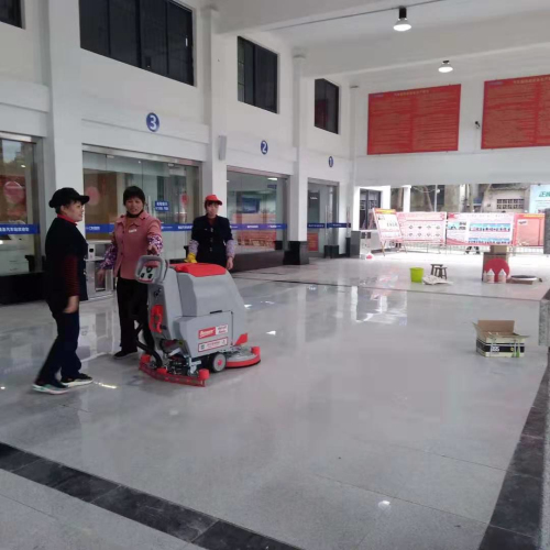 手推式洗地機(jī)