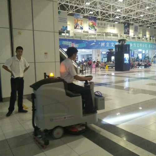 柳州駕駛式洗地機(jī)