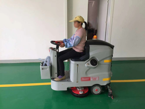 駕駛式洗地機