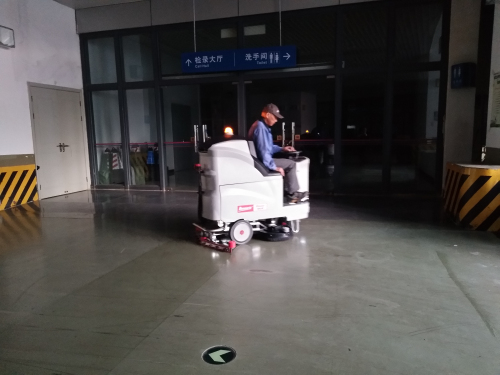 南寧駕駛式洗地機