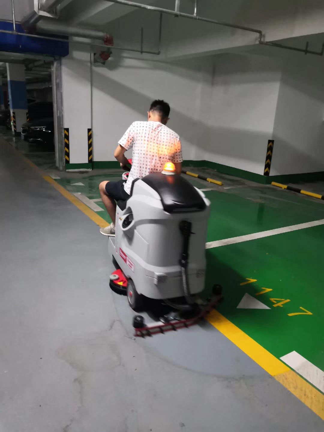 防城港駕駛式洗地機(jī)