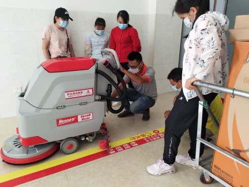 手推式洗地機