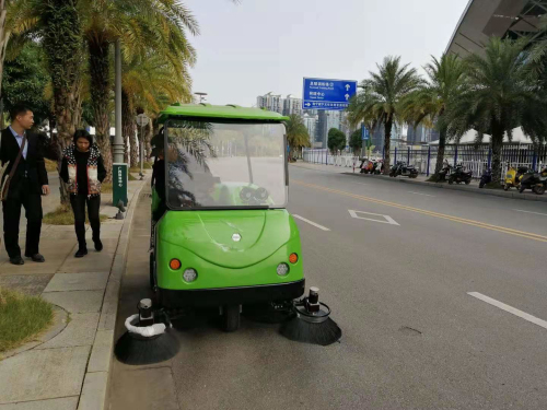 駕駛式掃地機.jpg