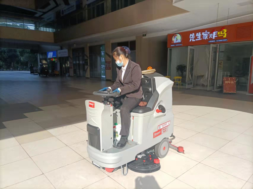 電動(dòng)洗地車(chē)